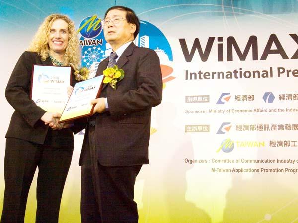 Tresa kellett (left) signs the MOU with a Taiwan government official