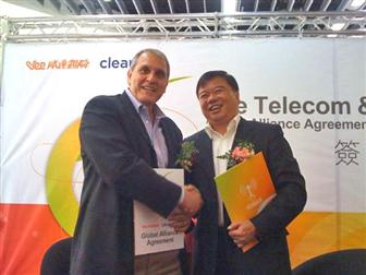 Vee chairman Richard Lai (right), Clearwire senior vice president Ali Tabassi (left)