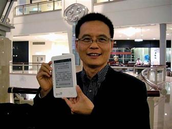 Netronix chairman Arthur Lu presents an e-book reader Photo: Harris Lin, Digitimes, November 2009