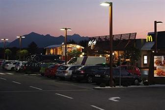 McDonald's parking lot with LED lighting from the OSRAM subsidiary Siteco (Source: Rolf Kruger)