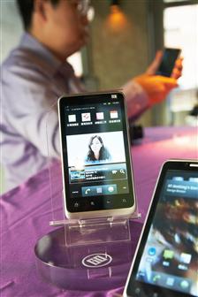 Global Mobile's own-brand dual-mode smartphone 7G Miracle