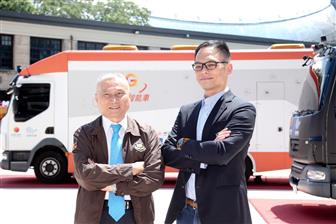 Taiwan Mobile president Jamie Lin (right) and Formosa Plastics Transport chairman Chen Sheng-kuang