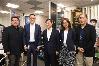 Microsoft for Startup-Taiwan CEO Peter Hu (left) and Microsoft Taiwan general manager Ken Sun (second left)