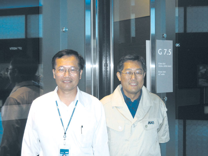 Going 7.5G: KY (Kuen-Yao) Lee, chairman and CEO of AUO (right) and CY Lin, vice president of the Operation Unit of AUO
