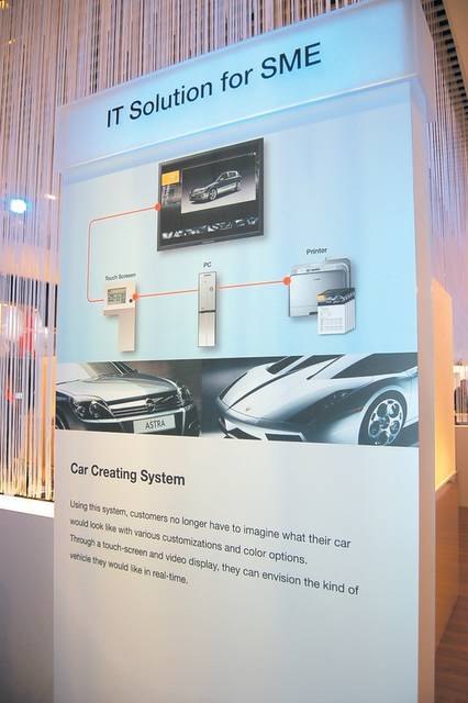 Samsung Electronics introduces 'car creating' system at CeBIT