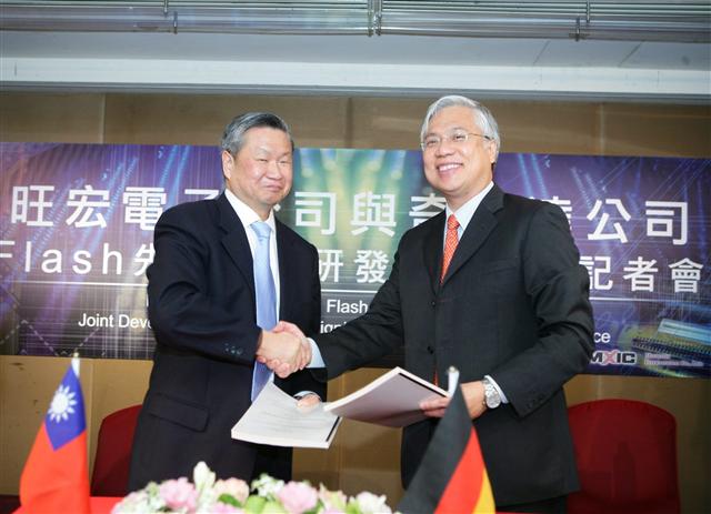 Macronix chairman Miin Wu, left, and Qimonda CEO Kin Wah Loh