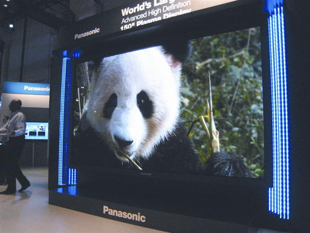 CES 2008: Panasonic 150-inch LCD TV