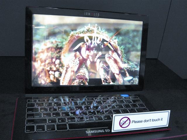 Samsung 12.1-inch WXGA AMOLED panel using MOS-TFT technology