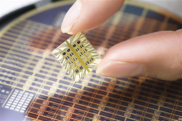 A MicroCHIPS' proprietary microreservoir chip