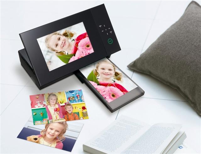 Sony DPP-F700 digital photo frame with built-in printer