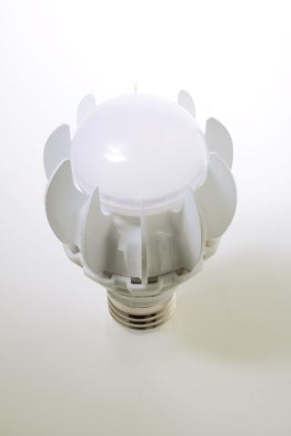 GE debuts LED bulb to replaces 100-watt incandescents