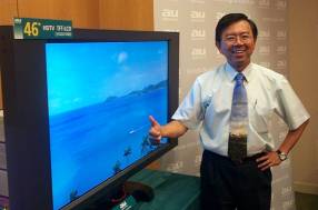 AUO president HB Chen introduces AUO 46-inch TFT LCD panel.