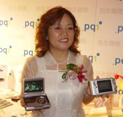 Company chairman Jance Lu showing PQI's new PMPs: left to right, mPack600, mPack800