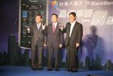 Norm Lo (left), RIM VP for Asia-Pacific with executives from Taiwan Mobile