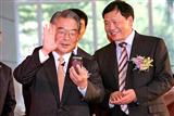 Vibo chariman Rock Hsu (left) and Lou Qingjian, vice minister of China's MIIT