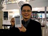 Netronix chairman Arthur Lu presents an e-book reader