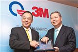 Quanta vice chairman CC Leung (right) and 3M Taiwan president George Chao (left)