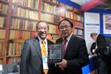 E Ink chairman Scott Liu, left and Hanvon chairman Liu Ying-jian