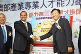 Biing-Jye Lee, chairman of Epistar (right)