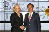 HP CEO Meg Whitman (left) and Foxconn president Terry Guo