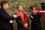 Richard Lee, Inventec chairman (center)