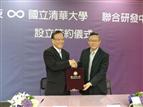 Lite-On Technology CEO Warren Chen (left)