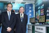 Taiwan Premier Lin Chuan (left) and CHT chairman Cheng Yu