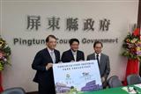 TSEC chairman Ellick Liao (left) and Pingtung County chief Pan Men-an (center)