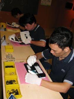 DMP Edubook netbook assembly line only requires three people to work