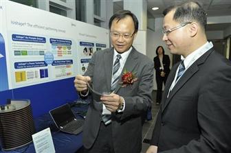 Managing Director of Merck in Taiwan Dick Hsieh (left) shows some of Merck嚙踝蕭s material applied in the latest technology to Taoyuan County Magistra