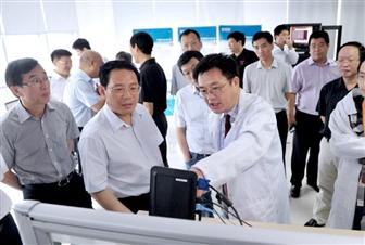 Governor of China嚙踝蕭s Zhejiang Province visits Sage Micro(governor Qiang Li is center-left and Dr. Jerome Luo, CEO of Sage Micro is center-right)