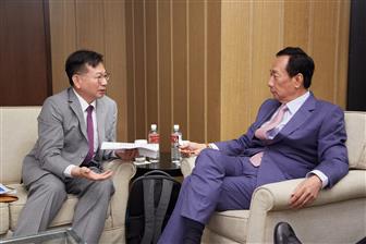 Foxconn founder Terry Gou (right) at a dialogue with Digitimes president Colley Hwang (left).   Photo: Michael Lee, Digitimes, June 2019