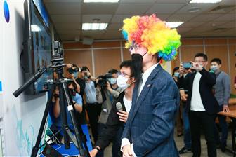 Minister of Science and Technology Chen Liang-gee in disguise to test AI-based facial recognition