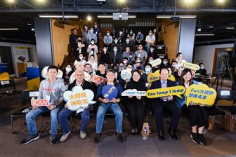 Chun-Yi Tu, deputy director-general, Department of Academia-Industry Collaboration and Science Park Affairs, MOST (third from the right in the first r