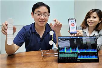 SiriuXense CEO Tsai Fu-ji (left) poses with the medical patch used to monitor fetal conditions