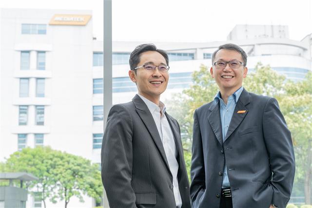 CK Tseng (left), President of Arm Taiwan, and Dr. JC Hsu, Corporate VP and GM of MediaTek's Wireless Communications Business Unit (right)