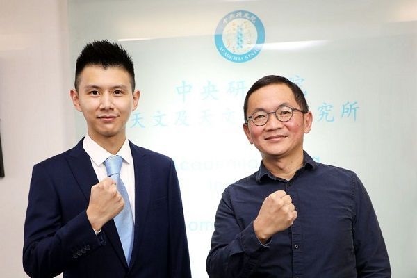 ASIAA Associate Research Fellow Dr. Min-Kai Lin (left) and Director Dr. Ue-Li Pen (right)