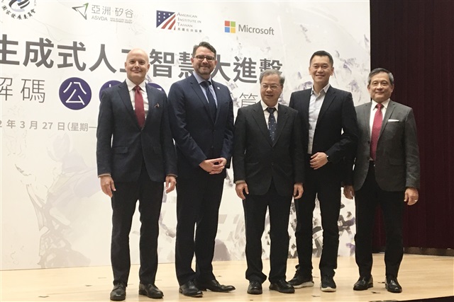 Photo: Microsoft TW GM Sean Pien (2nd from right), NDC minister&#160;Ming-Hsin Kung, and AIT&#160;economic officer Patrick Boland. Credit: DIGITIMES