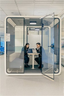 Smart P.O.D. Solution creates an independent working space for business travelers, away from the distractions and bustle of the airport environment.