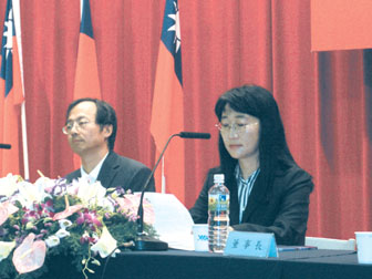 Chen Wen-chi (left), president of VIA Technologies and Cher Wang, chairman (right)