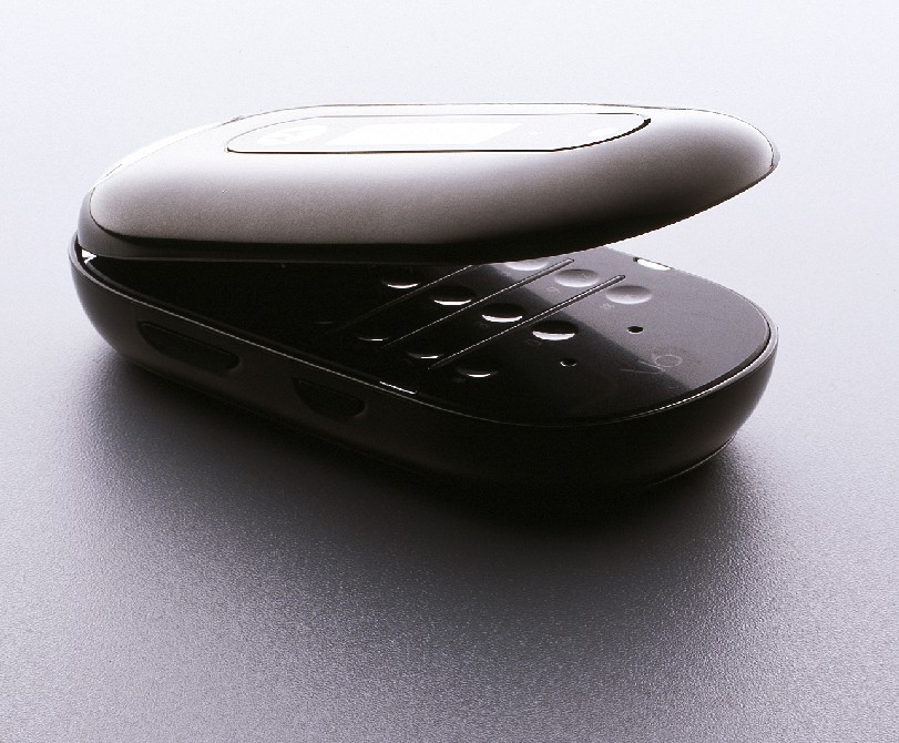 Motorola's flagship model for 2005, the PEBL V6 with an ultra slim architecture