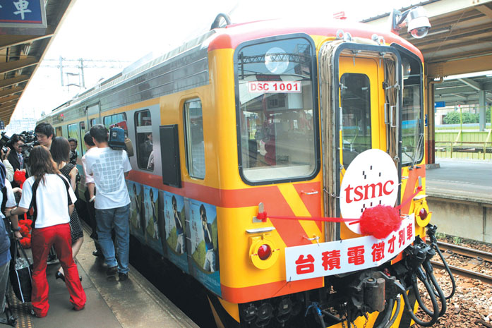 TSMC interviews job seekers on train