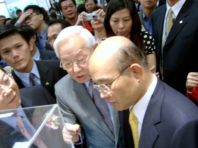 TSMC chairman Morris Chang shows 300mm wafer technology at SemiTech