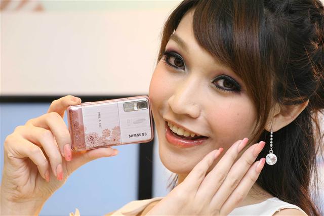 Taiwan market: Samsung 3.5G handset draws attention of female customers