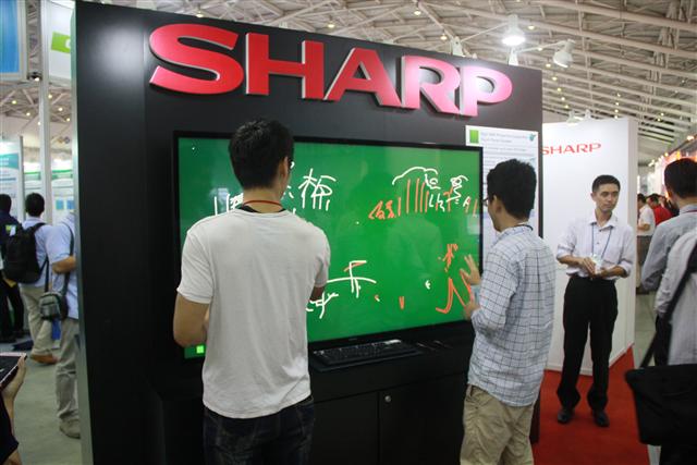 Touch Taiwan 2013: Sharp showacses high SNR projective capacitive touch panel system