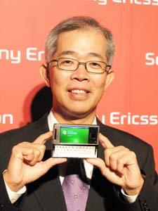 Steve Yeh, president of Sony Ericsson Taiwan, poses with the Xperia X1 handset.