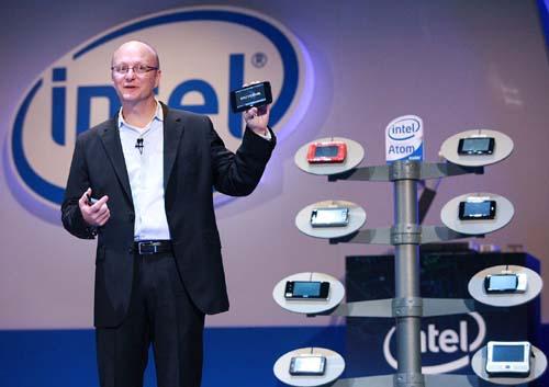 Shane Wall, VP of Intel嚙踝蕭s Mobility Group and Director of Strategic Planning, holding USI's MID 160