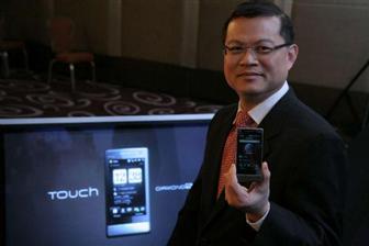 HTC vice president Jack Tong with Touch Diamond2