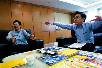 Ken Hsu (left) and Simon Tsai (right), chairman and president of Clevo and Buynow