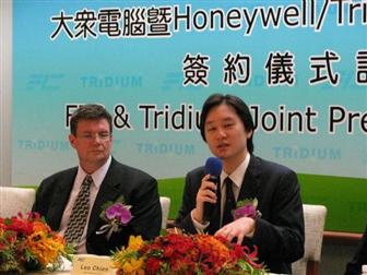 FIC chairman and president Ming J. Chien (right)